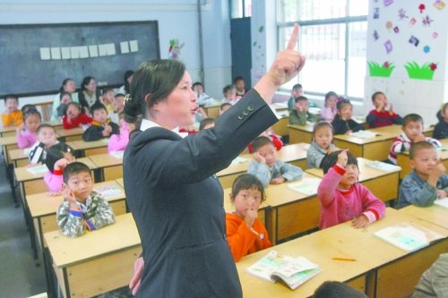 不到上小學(xué)年齡的孩子，只得在幼兒園復(fù)讀或者上“幼小銜接班”