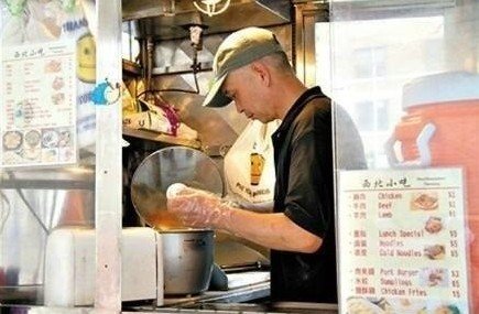 紐約哥大門口，顧客排長(zhǎng)隊(duì)買他的肉夾饃