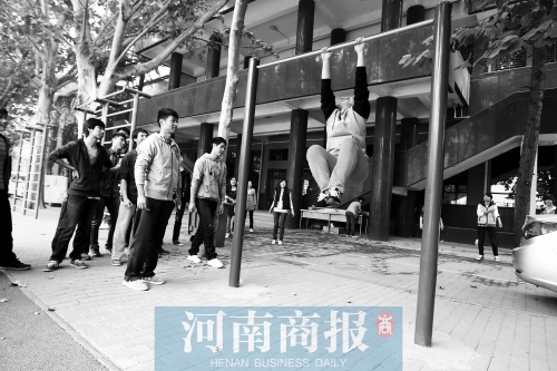 引體向上，難住不少同學(xué)