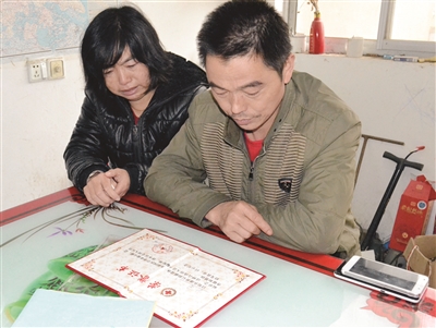 如今，劉圓父母想念女兒時(shí)只能看著榮譽(yù)證書發(fā)呆