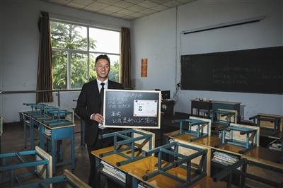 　張俊成，41歲，曾是北京大學的一名保安。1995年，通過成人高考，考上了北京大學法律系(?？?，被媒體稱為“北大保安高考第一人”，現(xiàn)為長治市一所中等職校的校長
