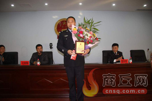 高兵雷是睢陽(yáng)區(qū)檢察院一位檢察干警，在去鄭州捐獻(xiàn)造血干細(xì)胞時(shí)，他所在的單位為他組織了熱烈的歡送儀式