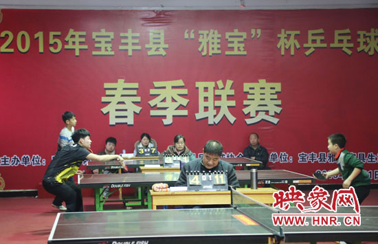 2月22日，河南省寶豐縣兩名乒乓球參賽選手在比賽中激烈角逐。