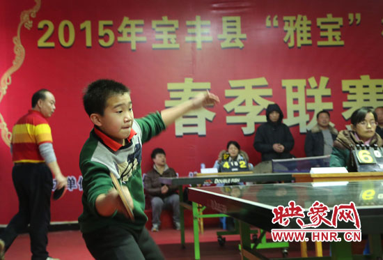 2月22日，乒乓球參賽選手在河南省寶豐陽光青少年俱樂部迎新春乒乓球春季聯(lián)賽，選手在比賽中激烈角逐。
