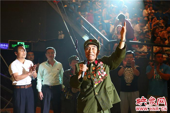 胡國(guó)全高唱《志愿軍戰(zhàn)歌》，朝鮮國(guó)立雜技團(tuán)團(tuán)長(zhǎng)拍手致敬