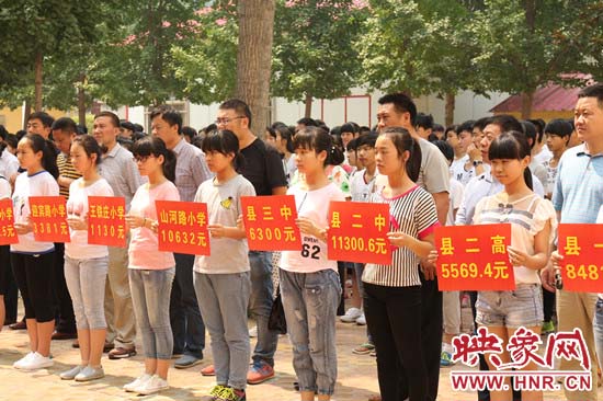 經(jīng)過(guò)一周的廣泛宣傳動(dòng)員，全縣教育系統(tǒng)共捐款174113元。