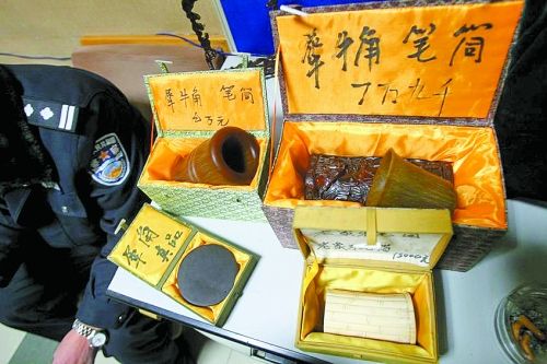 這些商品被暫扣，并根據(jù)鑒定情況對販賣者依法處罰。 記者 閆化莊 攝