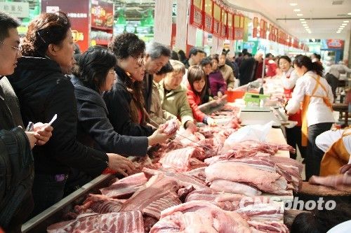 資料圖。1月份CPI等經(jīng)濟數(shù)據(jù)將于今天發(fā)布。多家機構(gòu)預(yù)計，受春節(jié)“錯位”因素及豬肉價格回落影響，1月CPI同比漲幅在1.8%左右。從各機構(gòu)發(fā)布的報告來看，從2月開始，CPI或?qū)⑦M入新一輪上行周期。