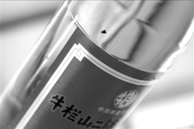 圖中畫(huà)圈處為瓶中的黑色異物。京華時(shí)報(bào)記者 譚青 攝