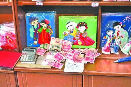 2012年6月21日，在朝鮮羅先特別市的一家商店里，柜臺上散落著一些人民幣。在朝鮮，人民幣比本國的貨幣更受歡迎。 CFP供圖