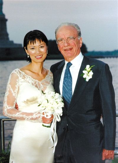 1999年6月，68歲的默多克與30歲的鄧文迪結(jié)婚。