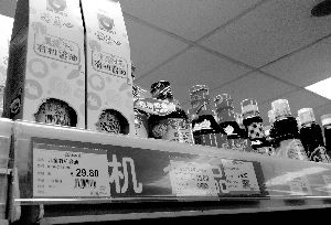 永旺超市里，兒童醬油價(jià)格不菲且品種繁多，但買(mǎi)的顧客較少。信息時(shí)報(bào)記者 郭柯堂 攝