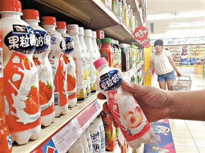 昨日，勁松京客隆超市貨架上，可口可樂果粒奶優(yōu)仍在售?？煽诳蓸饭咀蛉瞻l(fā)表聲明稱，已使用25公斤可能受到肉毒桿菌污染的乳粉，用于生產(chǎn)個別批次的美汁源果粒奶優(yōu)。新京報記者 韓萌 攝