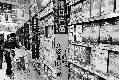 在通州某超市，進(jìn)口奶粉、純牛奶打出“原裝進(jìn)口”的招牌吸引消費(fèi)者購買 攝/法制晚報(bào)記者 黑克