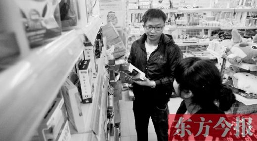 大學(xué)生創(chuàng)業(yè)孵化園內(nèi)，大學(xué)生S團實體店的工作人員在向兩個同學(xué)推介商品
