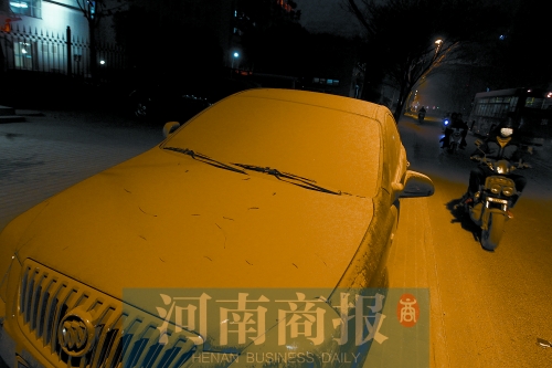 拆遷現(xiàn)場，途經(jīng)的汽車遭了殃，落了厚厚一層灰