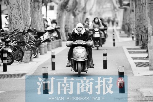 金水路防疫路附近，路樁間距很小，電動(dòng)車經(jīng)過時(shí)要很小心才能避開