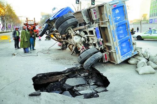 出事的卡車上，拉了十幾噸的水泥市民供圖