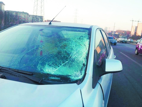 肇事轎車前擋風(fēng)玻璃上，留著清晰的撞擊痕跡。