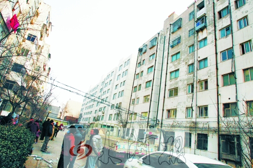 鄭州市瑞達路啟明村小區(qū)一戶居民家中（紅圈標(biāo)示處），天然氣發(fā)生爆炸。