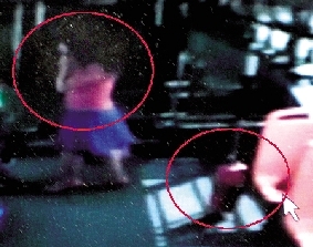 去年10月份的一天，一名女乘客打著電話下了車，包丟在了車上。(翻拍視頻)