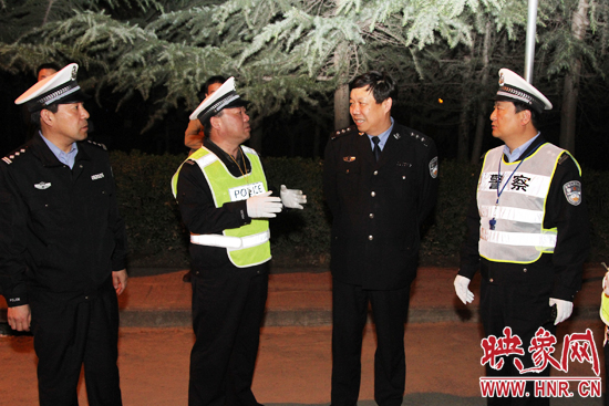 該支隊(duì)支隊(duì)長石軍(左二)、政委周西漢（左一）在向省總隊(duì)督導(dǎo)組匯報(bào)整治酒駕時(shí)的情景。