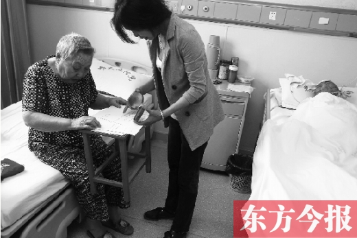 昨日，鄭大五附院二號樓住院部，馬老太寫下委托書，并簽字摁指印委托女兒代理為昏迷老伴解鎖取錢