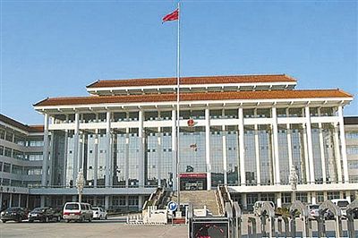 濮陽縣違規(guī)、超標(biāo)修建的縣委、縣政府辦公樓。新華社發(fā)發(fā)布