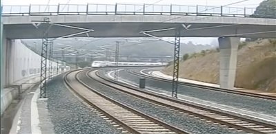 時速190公里的列車通過一個限速80公里的急轉(zhuǎn)彎。