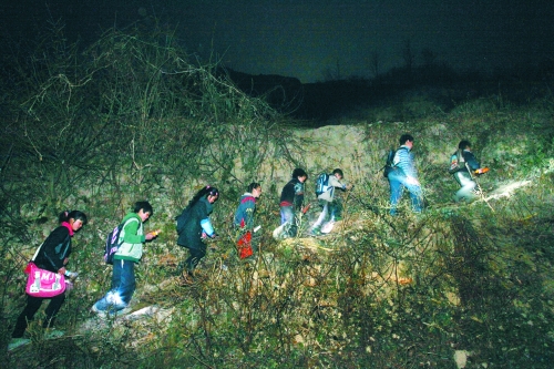 在一些山區(qū),因為學校太遠,孩子們天不亮就得打著手電出發(fā)。L CFP供圖