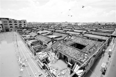 19日，廣東汕頭潮陽區(qū)和平鎮(zhèn)出現(xiàn)水浸現(xiàn)象。連日來，廣東省汕頭市潮陽區(qū)、潮南區(qū)普降暴雨。新華社發(fā)