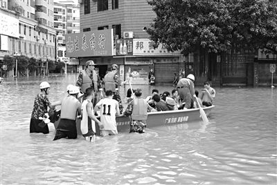 18日，廣東省清遠(yuǎn)市陽山縣縣城,消防官兵合力推動沖鋒舟，轉(zhuǎn)移被困學(xué)生。新華社發(fā)