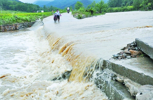 短時(shí)強(qiáng)降雨攜帶泥土、沙石、樹(shù)木等造成災(zāi)害