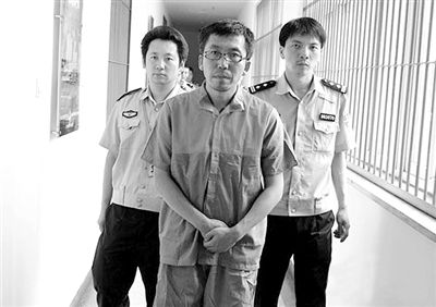 警方押解犯罪嫌疑人“立二拆四”。