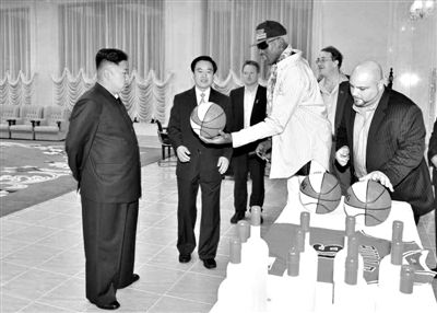 平壤，朝鮮最高領(lǐng)導(dǎo)人金正恩接待再次來訪的美國籃球明星羅德曼。