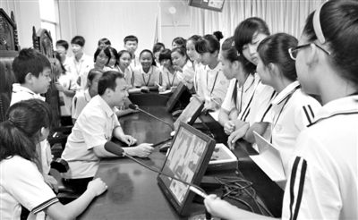 2013年5月30日，結(jié)合當(dāng)前國(guó)內(nèi)民眾普遍關(guān)注的“校長(zhǎng)開(kāi)房”、“強(qiáng)奸猥褻”等事件，廣西上思縣人民法院邀請(qǐng)中小學(xué)生到法院觀摩案件的庭審，提高他們的守法、維權(quán)意識(shí)。圖/IC
