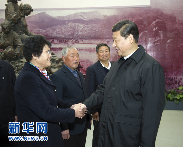 25日上午，習(xí)近平在臨沂華東革命烈士陵園參觀沂蒙精神展并會見當(dāng)?shù)叵冗M模范和當(dāng)年支前模范后代代表。