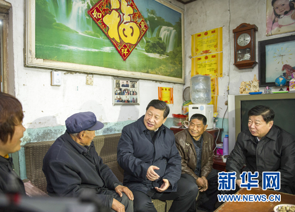 25日下午，習(xí)近平在地處沂蒙老區(qū)的臨沭縣曹莊鎮(zhèn)朱村看望83歲的“老支前”王克昌。