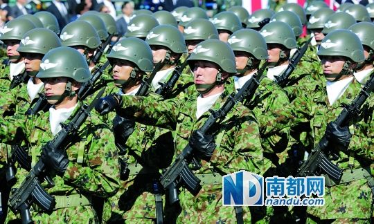 10月27日，日本自衛(wèi)隊(duì)舉行閱兵儀式