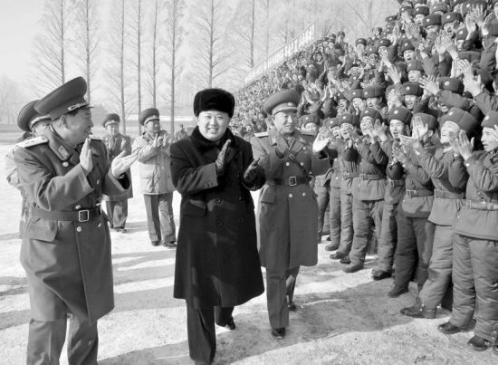 24日，金正恩視察前線部隊。