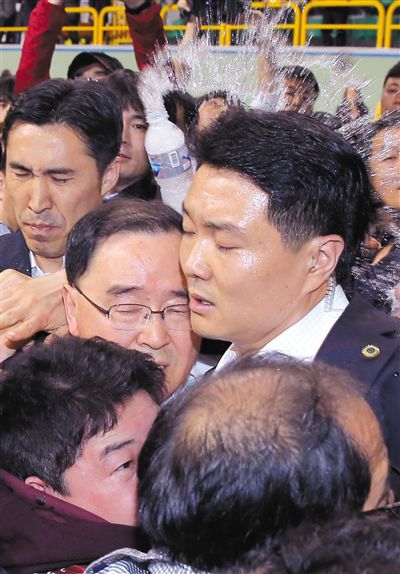 17日，鄭烘原（中）會(huì)見(jiàn)乘客家屬時(shí)，遭到家屬辱罵、潑水。