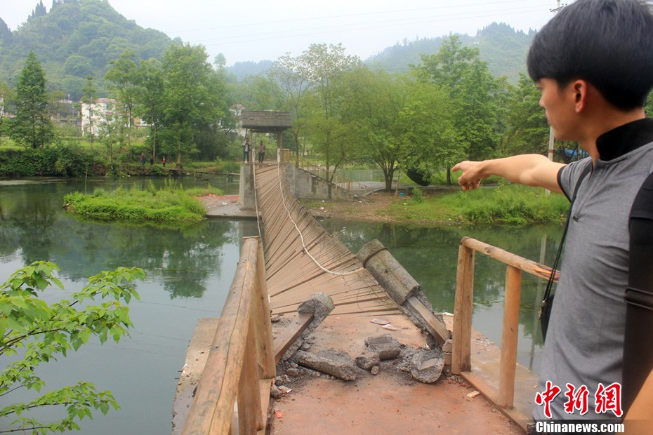 5月2日，一名目擊者正在介紹鳳凰吊橋事發(fā)情景。
