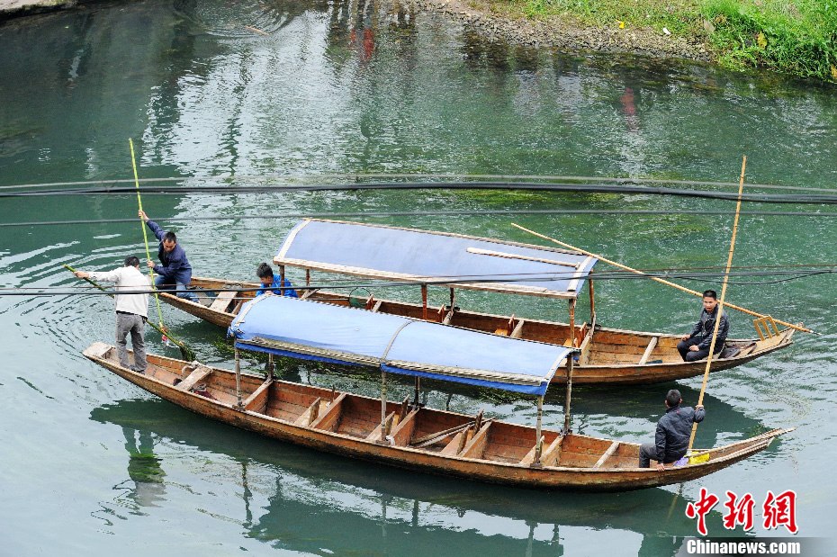 5月2日，鳳凰縣搜尋人員仍在沱江下游搜尋。