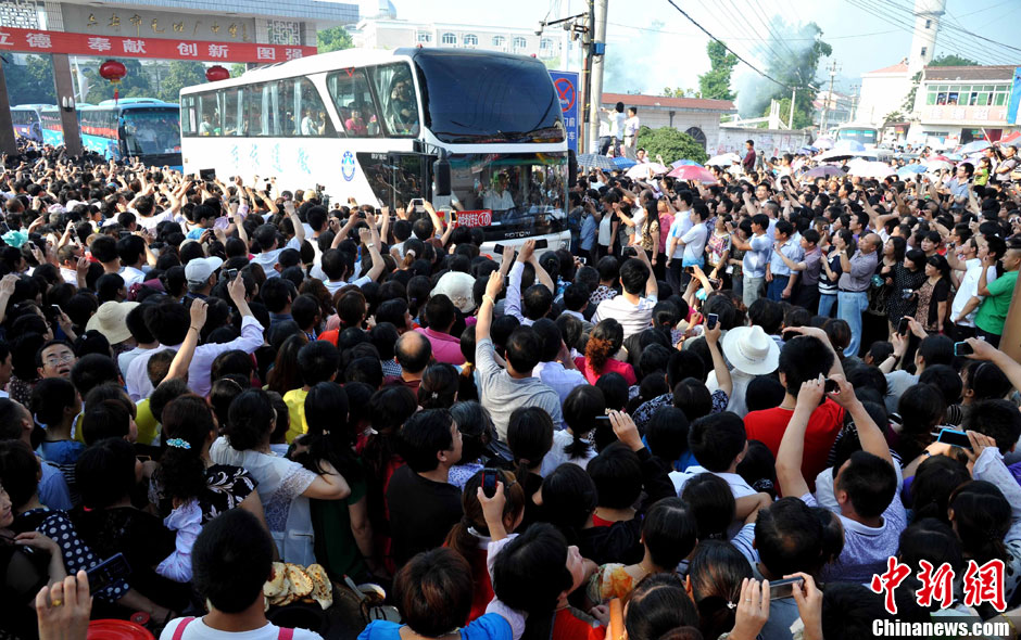 6月5日，一年一度的毛坦廠鎮(zhèn)“送考節(jié)”到來(lái)，70輛大巴車(chē)護(hù)送毛坦廠中學(xué)萬(wàn)名考生安全赴考。
