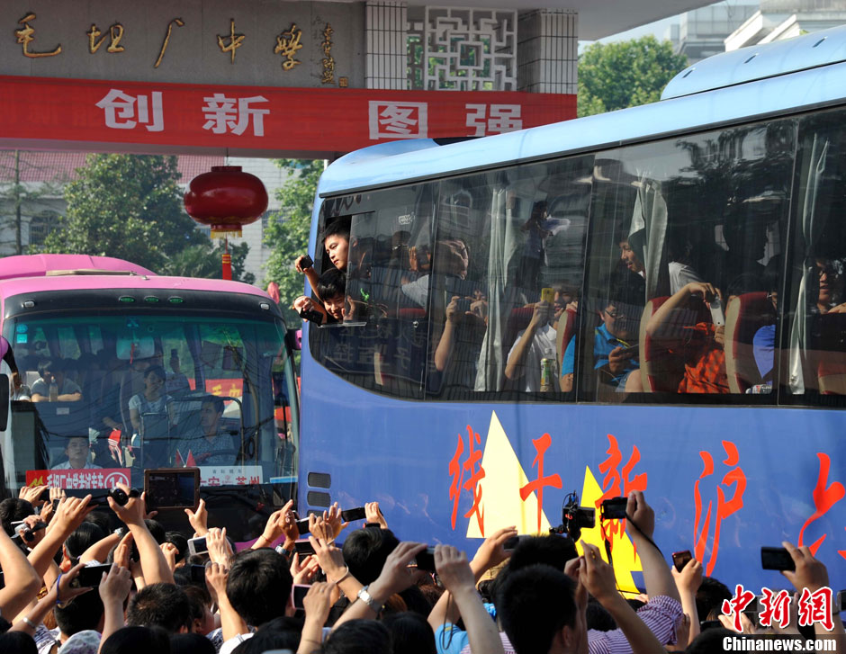 6月5日，一年一度的毛坦廠鎮(zhèn)“送考節(jié)”到來(lái)，70輛大巴車(chē)護(hù)送毛坦廠中學(xué)萬(wàn)名考生安全赴考。
