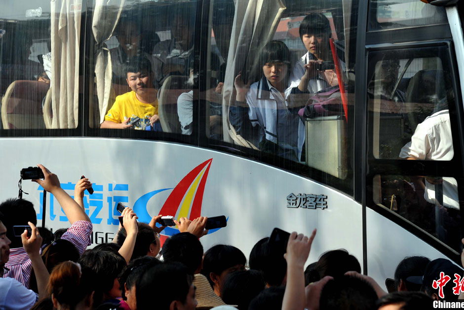 6月5日，一年一度的毛坦廠鎮(zhèn)“送考節(jié)”到來(lái)，70輛大巴車(chē)護(hù)送毛坦廠中學(xué)萬(wàn)名考生安全赴考。