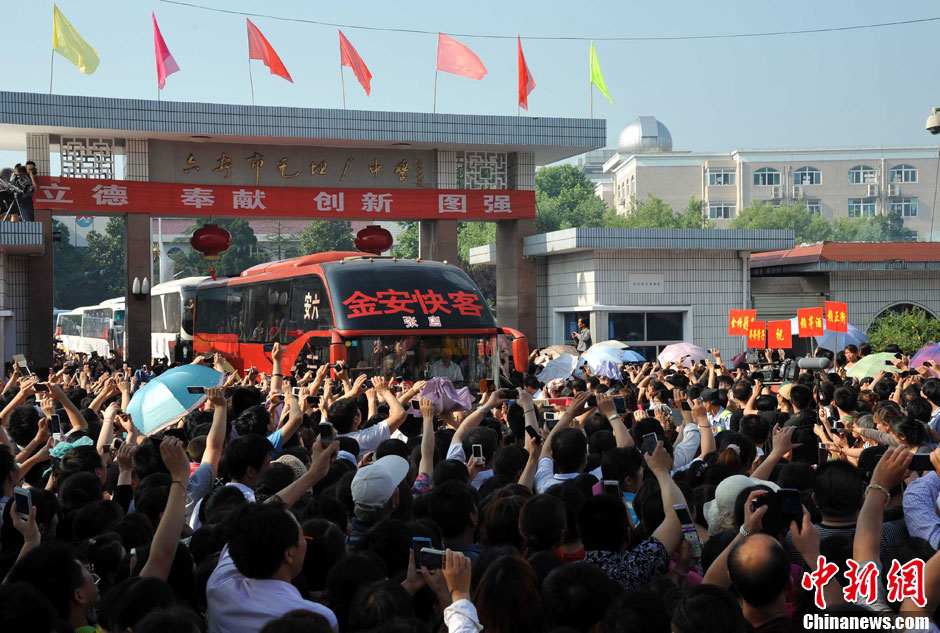 6月5日，一年一度的毛坦廠鎮(zhèn)“送考節(jié)”到來(lái)，70輛大巴車(chē)護(hù)送毛坦廠中學(xué)萬(wàn)名考生安全赴考。