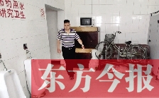 男廁中擺放的電視機、柜子、自行車等物品
