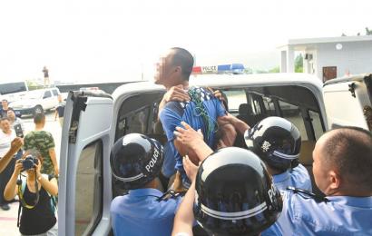 6月19日，安岳縣看守所，押赴刑場(chǎng)的一刻，劉明（化名）跳起來(lái)托付親友照顧好父母。吳小川 攝