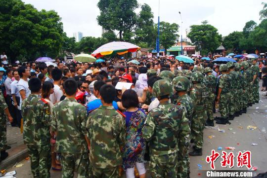 7月9日，聚集在中國(guó)人民銀行北海市中心支行的外地民眾越來越多，當(dāng)?shù)毓俜讲坏貌怀鰟?dòng)大批邊防、武警前往維